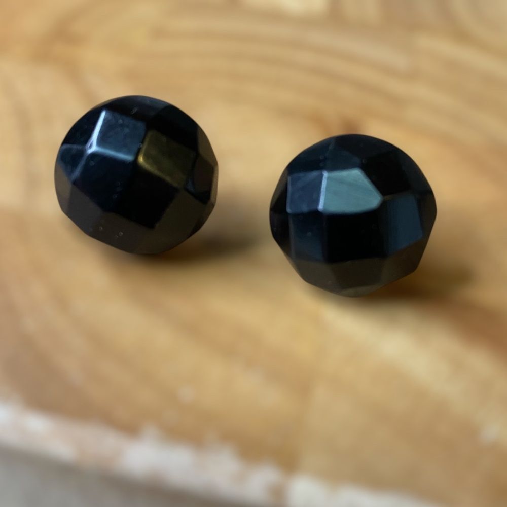 * Facided twist clip on earrings solid black half circles Ball Shaped